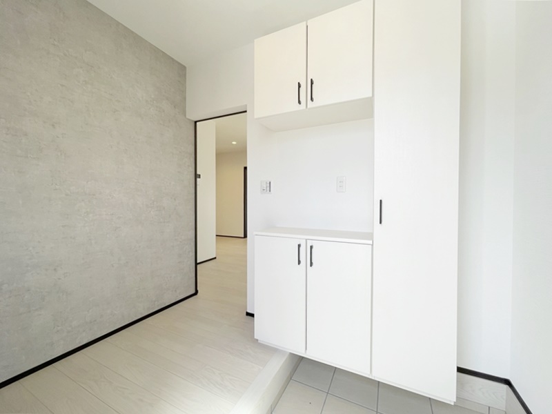 3号地　白×グレーの清潔感のある玄関。白を基調とした玄関のため、お気に入りの小物を置くだけで自分好みの空間に！